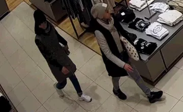 Ukradnutá karta a výbery hotovosti. Bratislavská polícia pátra po osobách na fotografiách, spoznali ste ich?