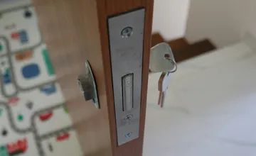 Majitelia podnájmov v Bratislave zažili šok. Po nocľahníkoch zostal prázdny byt, ukradli aj príbory