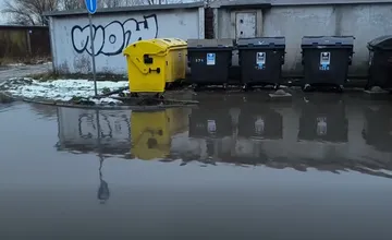 VIDEO: Obyvateľ Pezinka ukázal bezplatné kúpalisko na miestnej ulici, obyvatelia sa sťažujú na dlhodobý problém