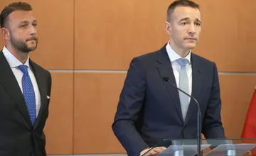 Bombová hrozba vystrašila dokopy 19 škôl, jedna z nich poslala deti domov. Ministri prehovorili o detailoch