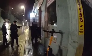 VIDEO: Muž čakal pred bratislavským barom so sekerou v ruke, po zásahu ho zadržali aj s podozrivou látkou