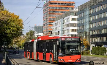 Bizarný príbeh z linky 40 smer Nové SND. Čierny pasažier hľadá tri bundy, ktoré si zabudol v trolejbuse, keď utekal preč