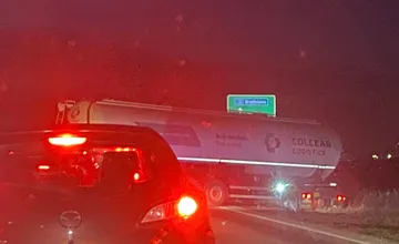 Dlhé čakanie na výjazde z Rovinky. Kamión zablokoval smer na Bratislavu, vodiči stoja v kolónach