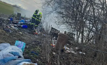 Požiar pri trati ochromil dopravu: Vlaky medzi Podunajskými Biskupicami a Novým Mestom stoja