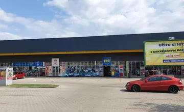 Pri jednom zo supermarketov v Rači beží oznam o parkovaní, dávajte si pozor, inak vám odtiahnu auto