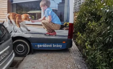 Petržalčanka skritizovala dodávku, ktorá zaberala celý chodník. Pravdou je, že montážnici na sídliskách majú problém