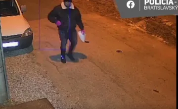VIDEO: Do rodinného domu v Bratislave sa vlámal neznámy muž, všetko zachytili kamery