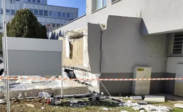 FOTO: V Komárne sa zrútila časť strechy klientskeho centra, jeden muž zomrel a dvoch zranených previezli do nemocnice