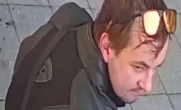 V podzemí nákupného centra Vivo! došlo k lúpeži. Útočili dvaja neznámi páchatelia, polícia pátra po mužovi z fotografie