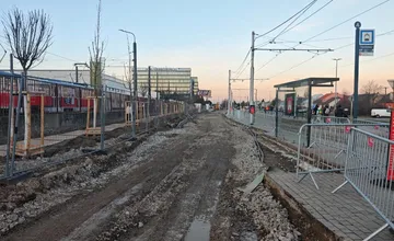 FOTO: Pred Depom Krasňany vzniká nový verejný priestor. Parkovisko nahrádza zeleň a bezpečnejšie trasy pre chodcov
