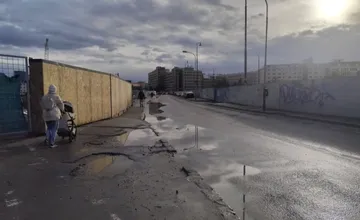 Obyvatelia Nového Mesta sú zhrození z chodníkov pri Istropolise. Starosta sľubuje, že katastrofálny stav opravia