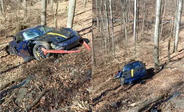 FOTO: Luxusné Porsche skončilo medzi stromami na Pezinskej Babe. Ľudia sa smejú, že hľadalo parohy