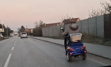 Pezinčana šokoval senior na trojkolesovom skútri na ceste v Pezinku. Mnohí mu fandia, čo na takú jazdu hovorí zákon?