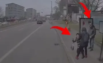 VIDEO: Polícia hľadá muža, ktorý na zastávke v Bratislave napadol ľudí. Staršia žena skončila na zemi