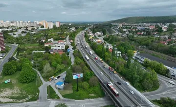 Modernizácia D2 a následná uzávera diaľnice pri Bratislave hnevá obyvateľov. Úpravy vraj nestačia a cestu treba rozšíriť