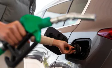 FOTO: Slováci stoja v radoch na pumpách. Obavy zo zdražovania benzínu ženú vodičov tankovať