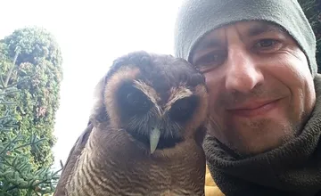 Príbeh muža so sovou na bidielku pred obchodným centrom v Pezinku spôsobil medzi obyvateľmi  rozruch, prehovoril on sám