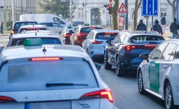 V marci nastane na Račianskom mýte dopravná revolúcia. Mesto sľubuje kratšie kolóny, ľudia sa obávajú presunu problémov