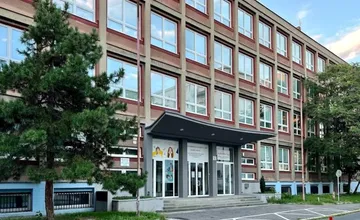 Na strednej škole v Bratislave sa pred vchodom kontrolovali tašky, zvyšní študenti vyhadzovali z okna zošity aj perá