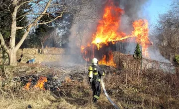 FOTO: V bratislavskom Lamači horela chatka, jej hasenie bolo pre terén náročné. Jedna osoba sa zranila