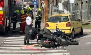 Na bratislavských Kramároch sa zrazilo osobné auto s motorkou, na mieste sú záchranné zložky