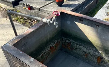 V Rači na cintoríne netečie voda, obyvateľom sa to nepáči, platia vysoké poplatky a bez vody si neupravia náhrobky