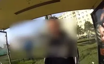 VIDEO: Po cestujúceho v Bratislave si prišli policajti, stratil nervy a rozbil sklenenú výplň na zastávke