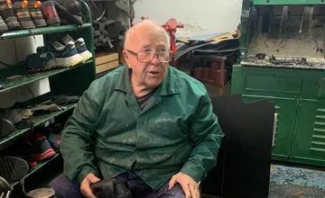 Obuvníkovi z Podunajských Biskupíc, ktorý po rokoch zatvoril obľúbenú dielňu, verejne s láskou poďakovala aj jeho dcéra