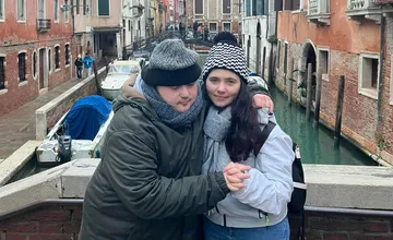 Martina berie svojho brata s autizmom na výlety po celom svete, vysvetľuje, ako mu dovolenka pomáha rozvíjať sa