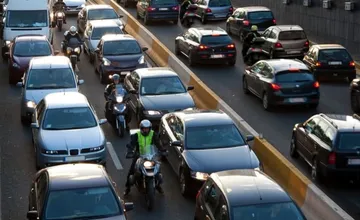 Motorkár Niki z Ivanky prosí šoférov, aby ich v kolónach neblokovali, diskusia vodičov rozdelila , čo na to zákon?