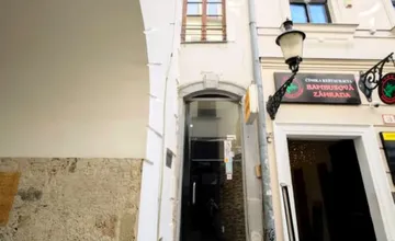 Je toto skutočne najužší dom v Bratislave? Láka tisícky turistov, no je v tom háčik