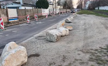 FOTO: Nové Mesto opravuje chodník na Kukučínovej a ruší ilegálne parkovisko. Čo bude s cestou v katastrofálnom stave?