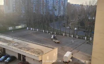 Parkovisko v Petržalke prechádza rozsiahlou rekonštrukciou, podľa obyvateľov sa nič nerobí, mestská časť reaguje