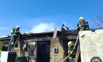 V Podunajských Biskupiciach zhorel rodinný dom, požiar mala spôsobiť neprispôsobivá obyvateľka