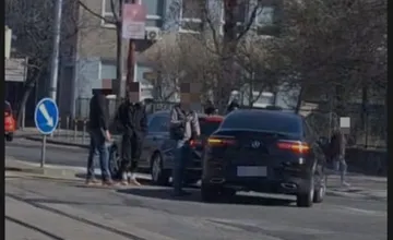 VIDEO: Na Trnavskom mýte sa zrazili dve autá, pri prejazde buďte opatrní