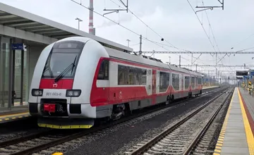 Železničná doprava bola v úseku Bratislava predmestie pre zásah hasičov prerušená