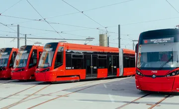 VIDEO: Do ulíc Bratislavy vyrazili nové električky, jedna odvezie až 250 cestujúcich. Do leta ich bude desať