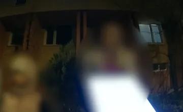 VIDEO: Policajti ratovali 8-ročné dievčatko, našli ho samé na lavičke v Karlovej Vsi, bálo sa ostať samé doma