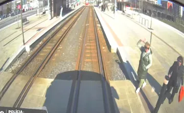 Chodci v Petržalke vošli do dráhy idúcej električke. Jeden cestujúci utrpel zranenie