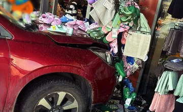 FOTO: Kuriózna nehoda v Senci, 68-ročná vodička si pomýlila písmenko na automatickej prevodovke, narazila do obchodu