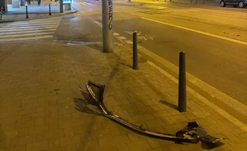 VIDEO: Nočná naháňačka na kamennom námestí: Páchatelia na aute unikali pred policajtmi, demolovali všetko rad radom