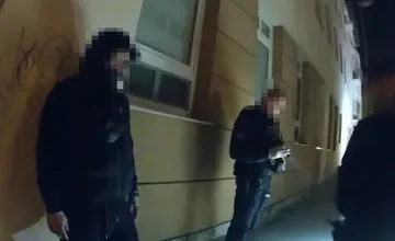 Mestskáči v Bratislave si všimli podozrivú dvojicu, ktorá sa ukrývala za parkujúcim vozidlom, po objavení začali utekať