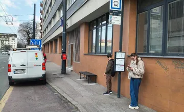 Keď vrátnička strednej školy na Svätoplukovej vyhodila zo schodov sediacu tehotnú ženu, do pár dní tu pribudla lavička