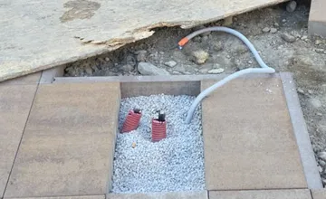 Vrakunská pešia zóna terčom vandalov: Niekto úmyselne zničil nový informačný kiosk, starosta zúri