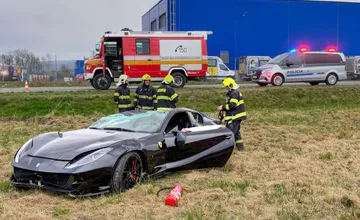 FOTO: Kuriózna nehoda v Bratislavskom kraji, vodič luxusného športového auta Ferrari skončil mimo cesty

