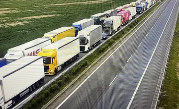 Zrážka štyroch vozidiel na R7 ochromila ráno dopravu do Bratislavy, čakajú vás dlhé meškania