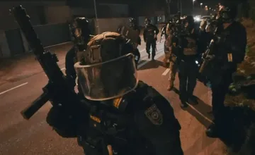 VIDEO: V Bratislave zasiahli proti výrobcom drog, policajti boli vyzbrojení ako z akčného filmu