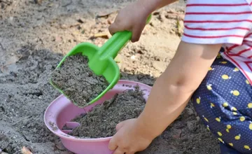 Mamička je zhrozená zo stavu detského ihriska v Ružinove. Deti sa tam hrajú medzi výkalmi