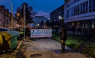 V Bratislave zvolávajú študenti v stredu protest: Zvoníme na poplach, odkazujú a pozývajú všetkých  námestie
