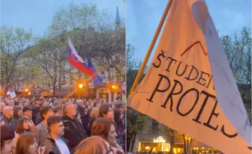 VIDEO: Námestie v Bratislave zaplnili stovky protestujúcich. Študenti zvonia na poplach kvôli situácii v krajine